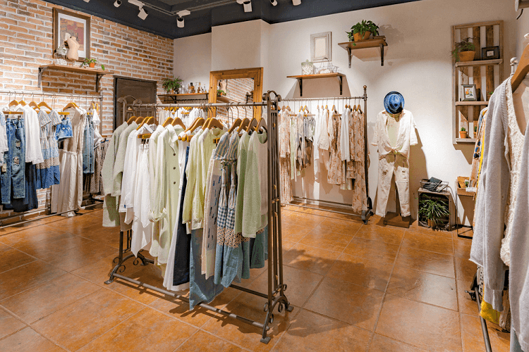 Mẫu giá treo quần áo shop có bánh lăn rất được ưa chuộng vì tính tiện dụng