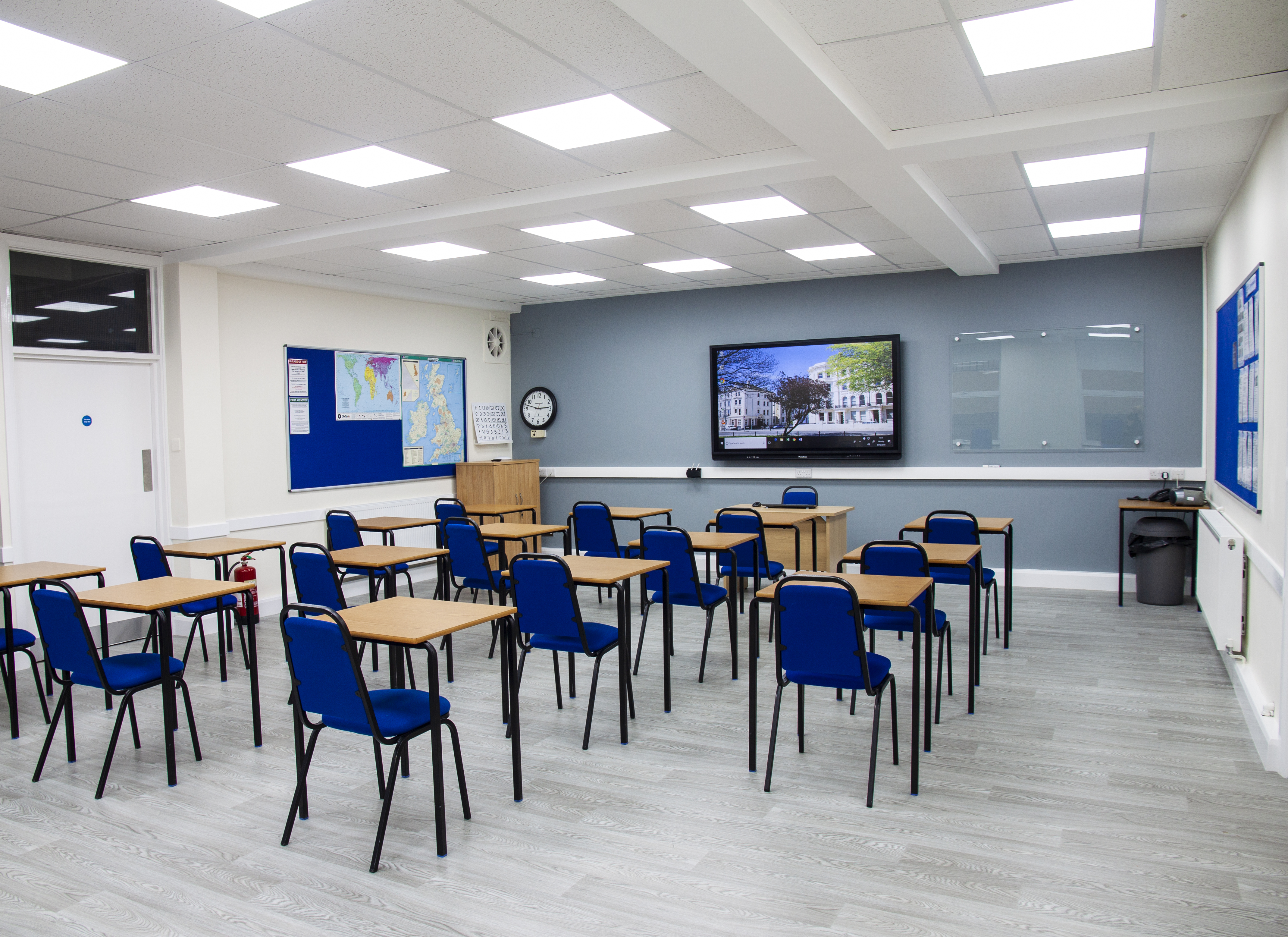 Nội thất trung tâm ngoại ngữ cần đơn giản, dễ di chuyển