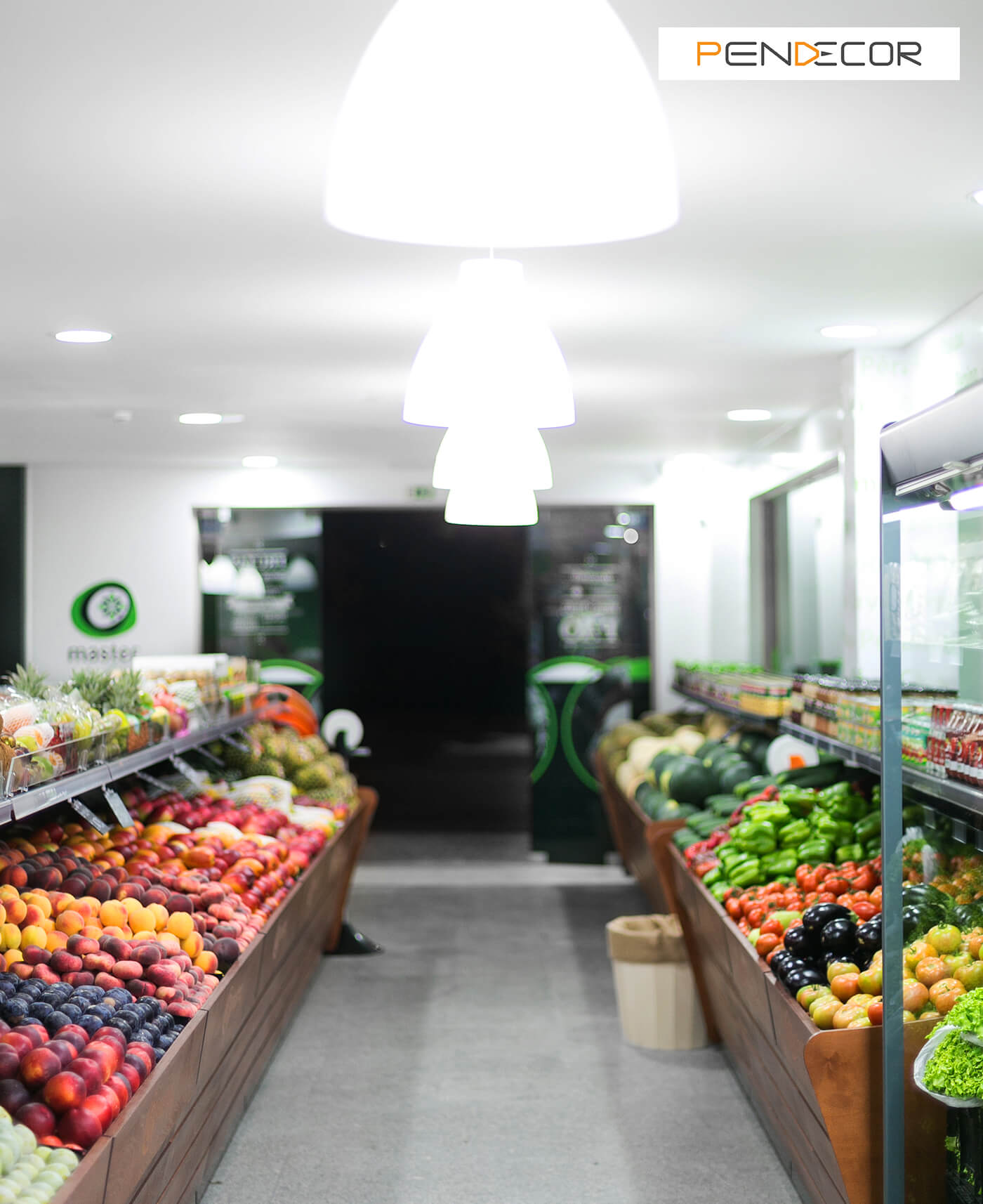 Ánh sáng là yếu tố quan trọng cần nắm khi thiết kế cửa hàng hoa quả sạch