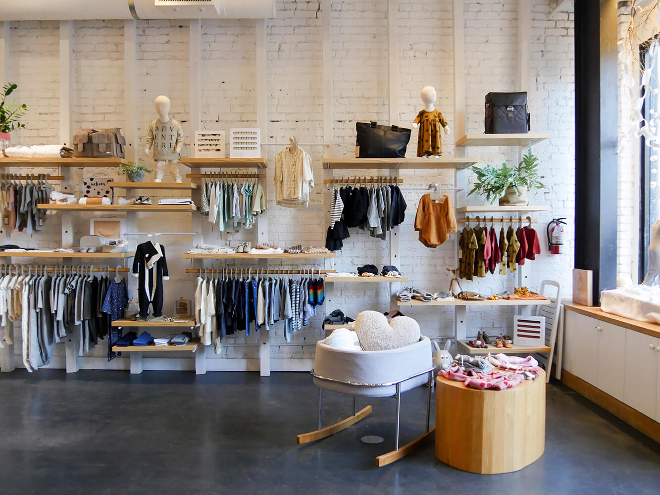 Tham khảo mẫu thiết kế cửa hàng bán đồ sơ sinh đẹp, ấn tượng