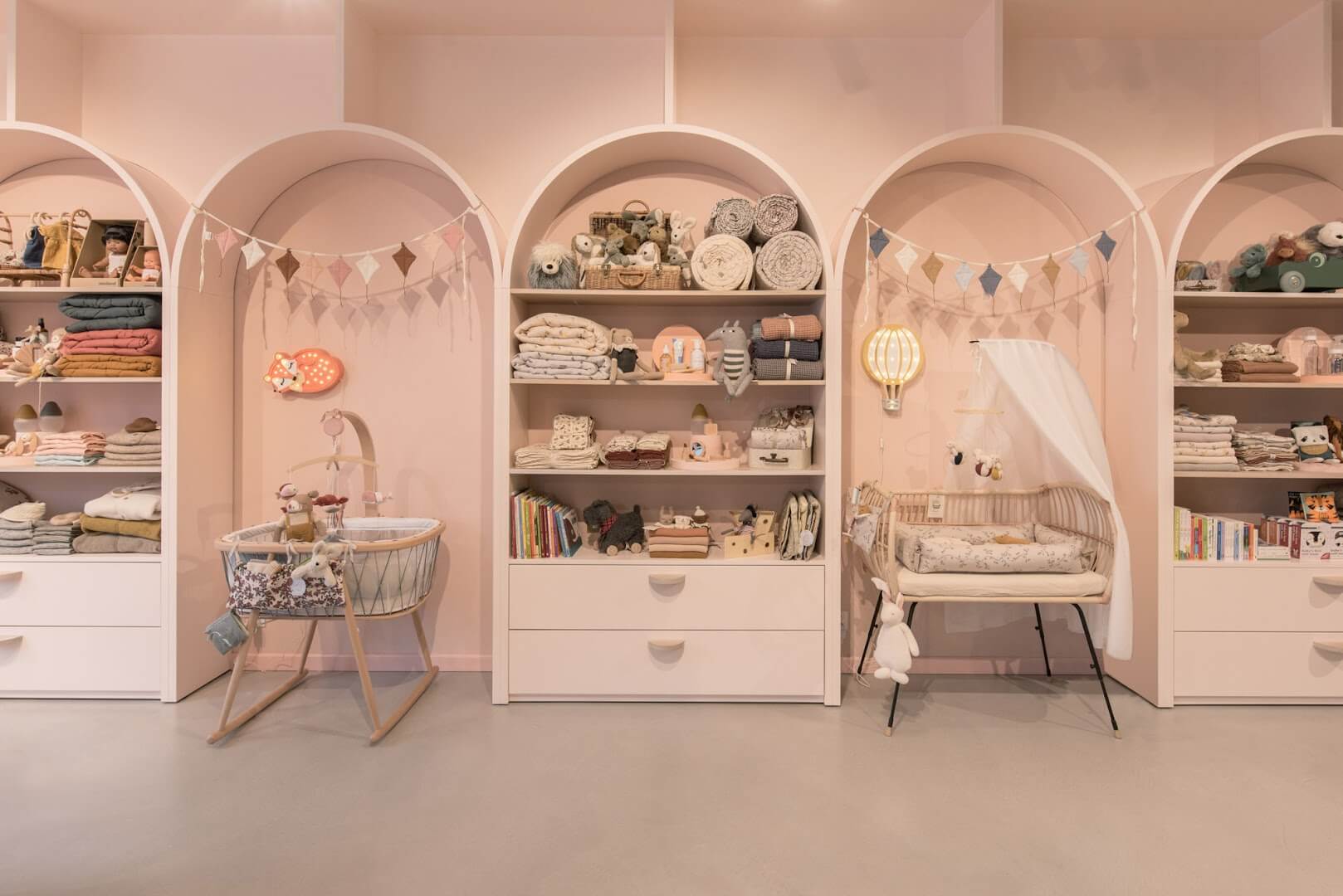 Màu sắc chiếm vai trò quan trọng khi thiết kế cửa hàng bán đồ sơ sinh