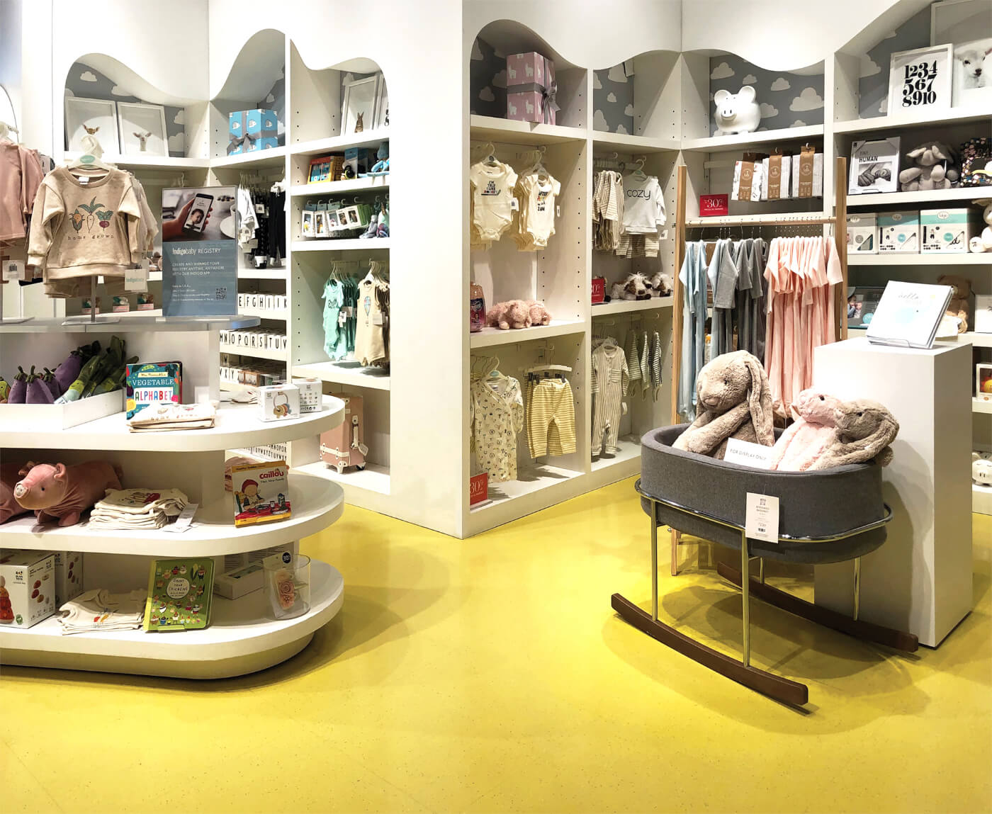 Tham khảo mẫu trang trí shop quần áo trẻ em đẹp, đáng yêu nhìn là mê