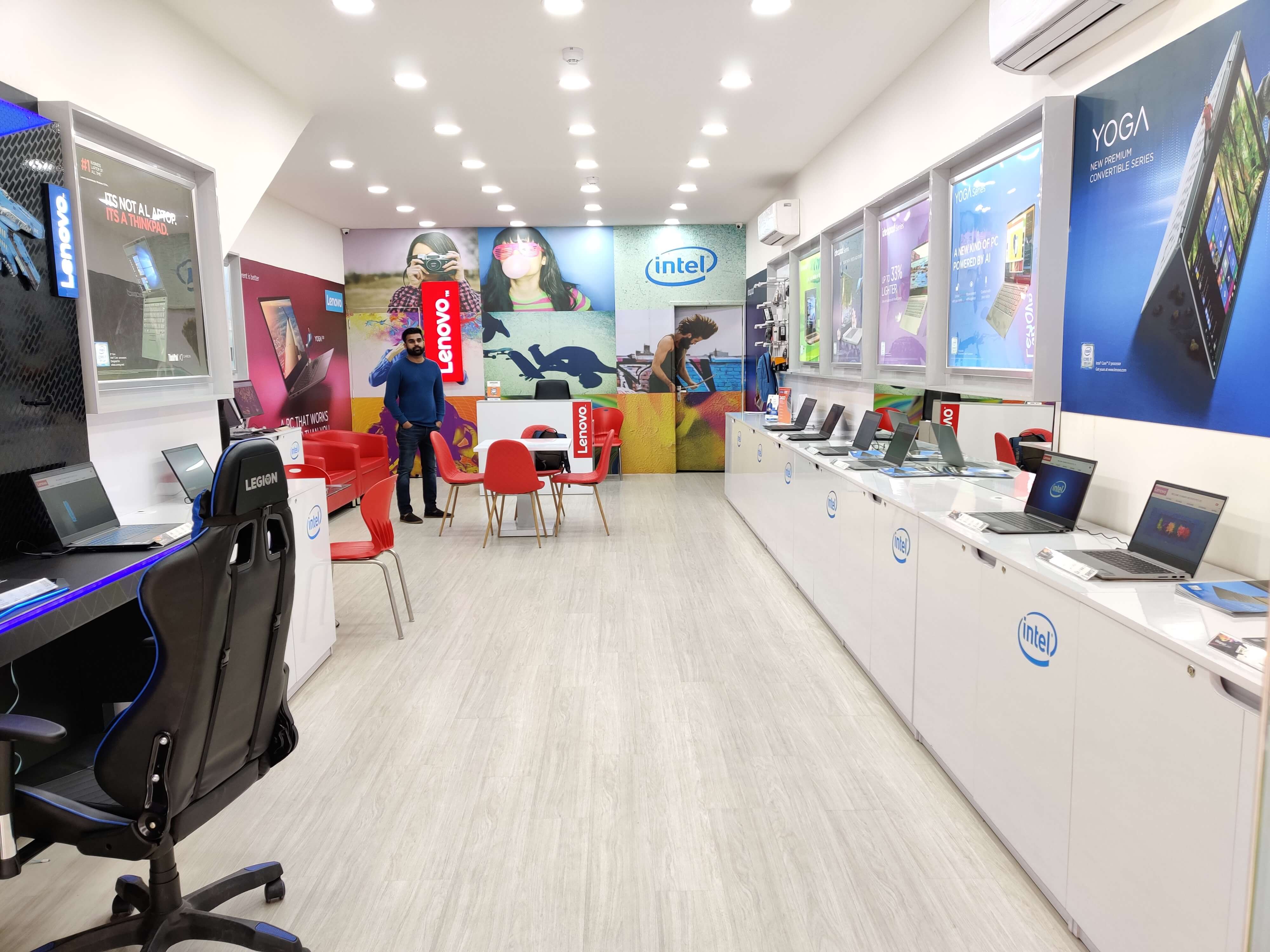 Hệ thống ánh sáng cửa hàng máy tính cũng cần chú trọng đầu tư