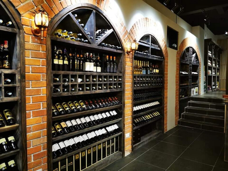 Hầu hết các cửa hàng rượu trên thị trường hiện nay đều chọn gam màu tối, màu gỗ tự nhiên để tạo cảm giác vừa ấm cúng vừa sang trọng