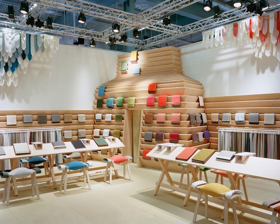 Tạo ấn tượng mạnh về sự kết hợp khá độc đáo giữa "khuyết điểm thô" và đường nét chuyển động của thời trang