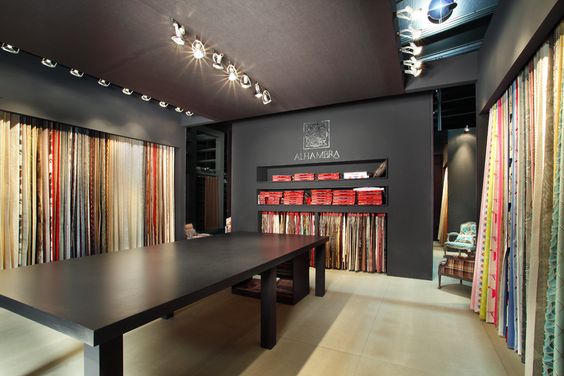 Tạo ấn tượng mạnh về sự kết hợp khá độc đáo giữa "khuyết điểm thô" và đường nét chuyển động của thời trang