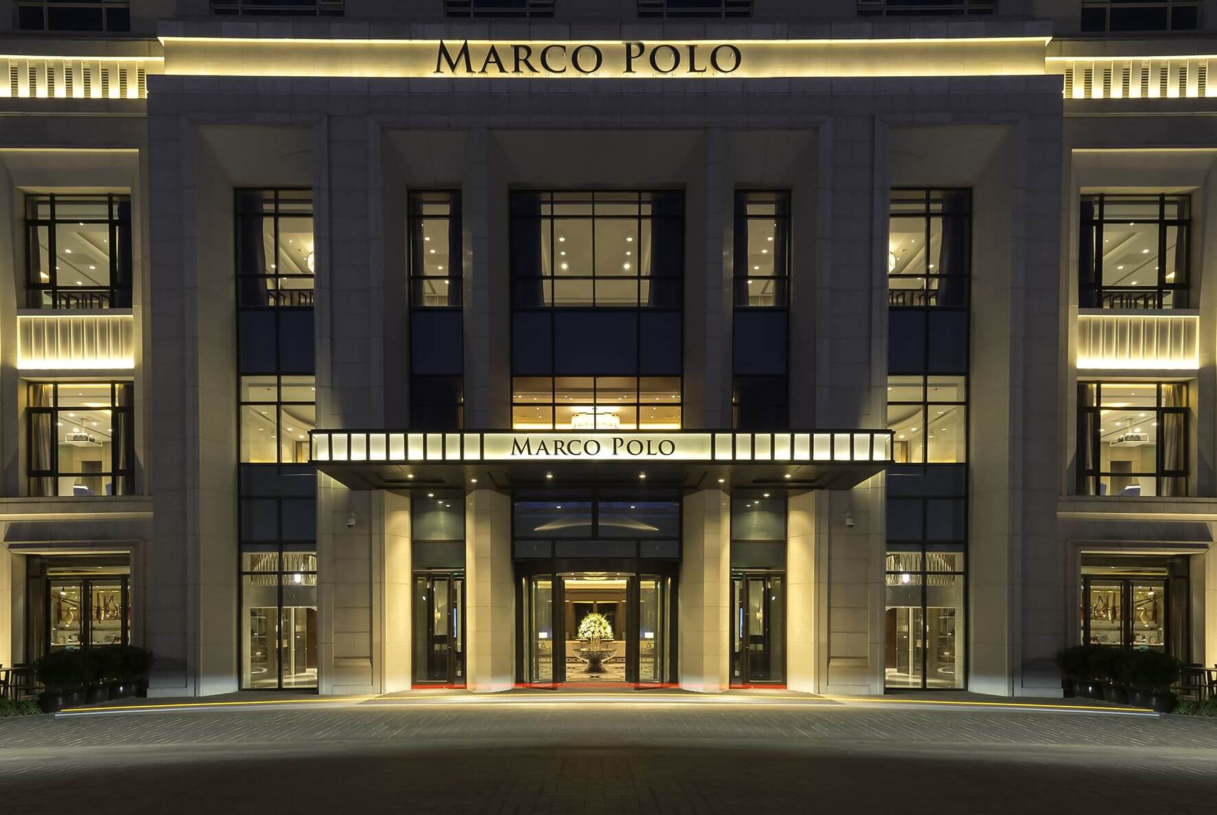 Thiết kế mặt tiền cửa hàng sang trọng, ấn tượng