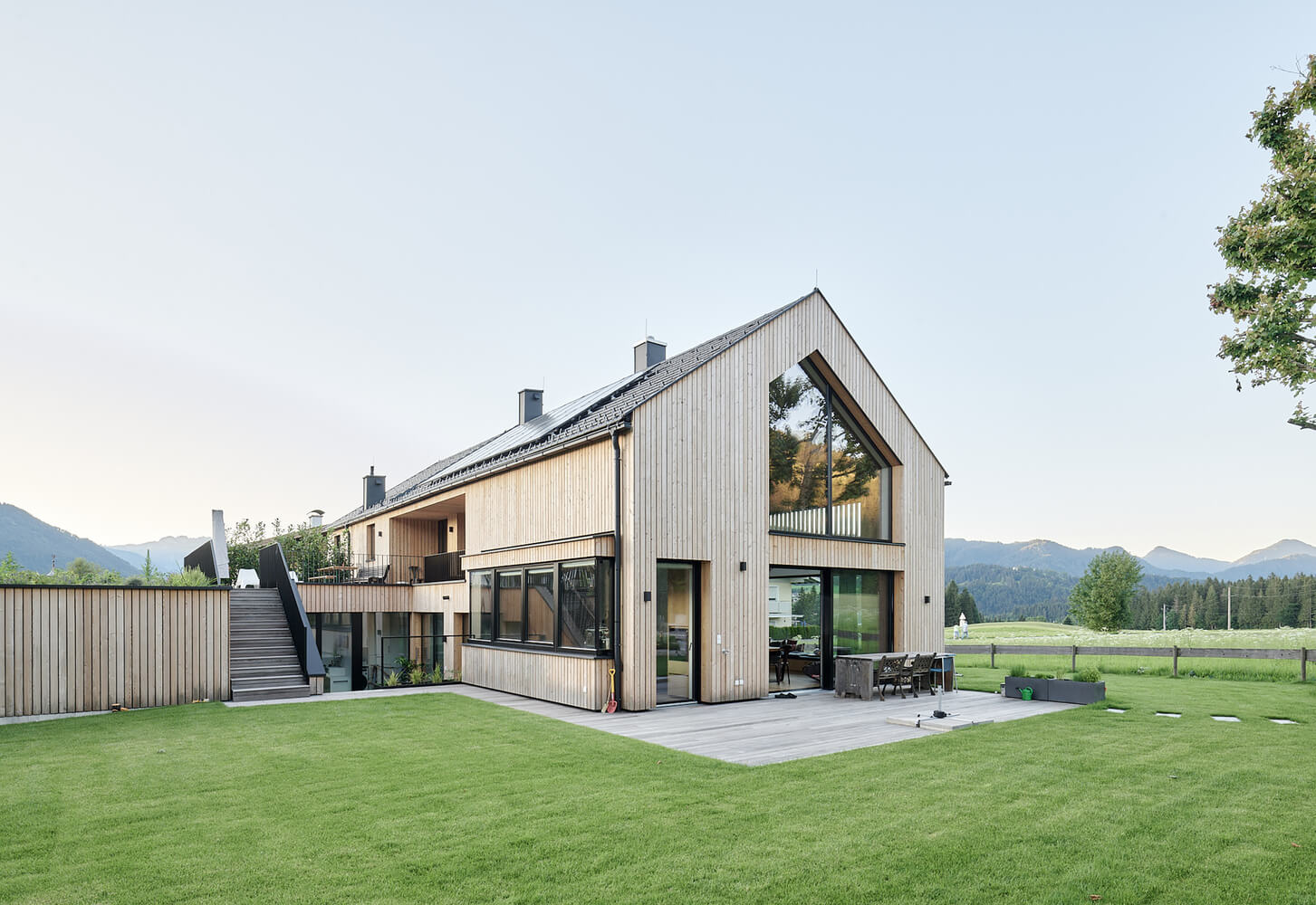 11+ thiết kế cầu thang trước mặt tiền nhà đẹp bắp, dễ thi công không nên bỏ qua