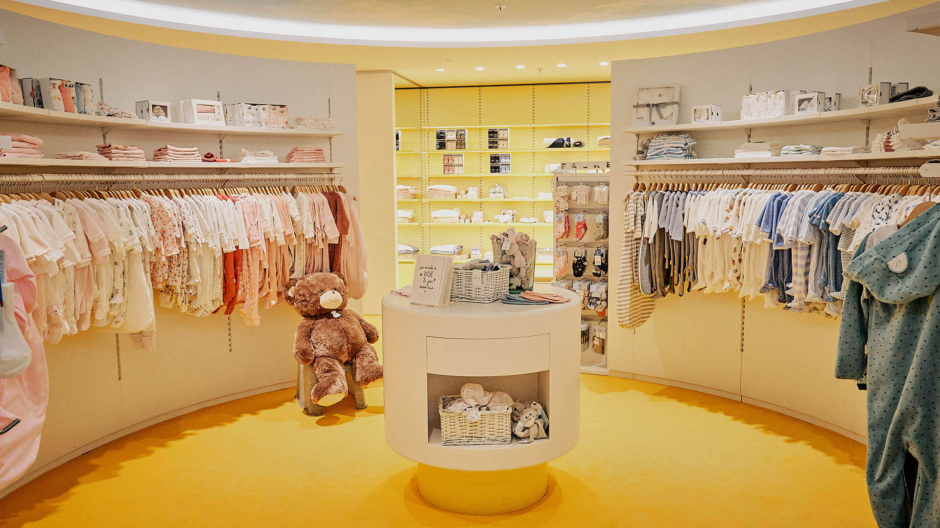 19+ mẫu trang trí shop quần áo trẻ em diện tích nhỏ siêu đẹp dành cho bạn