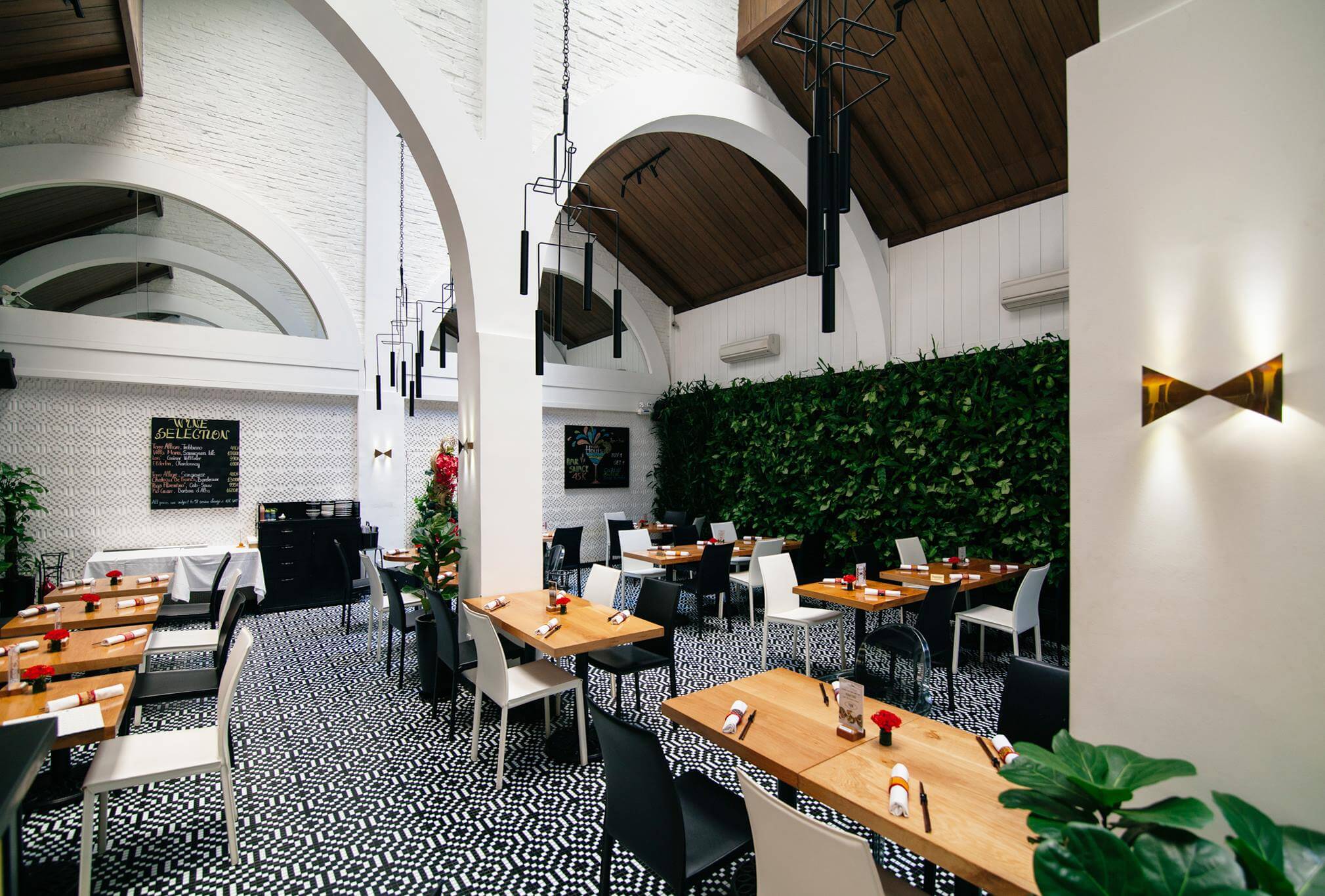 nhà hàng 2 tầng đẹp Pendecor