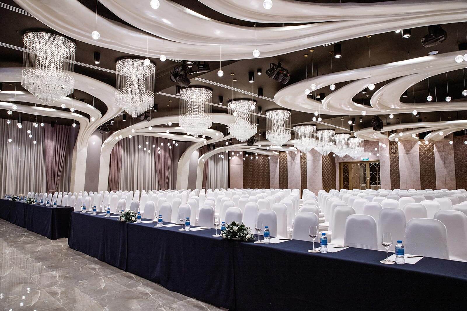 mẫu nhà hàng tiệc cưới đơn giản Pendecor