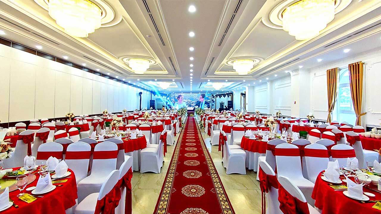 mat tien nha hang tiec cuoi dep Pendecor