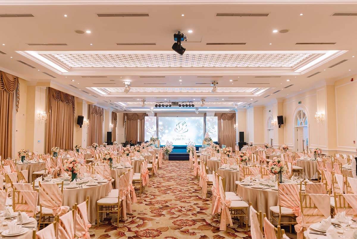 mat tien nha hang tiec cuoi dep Pendecor