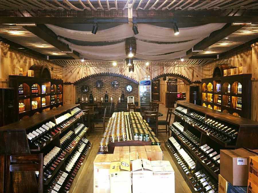 thiết kế showroom rượu Pendecor