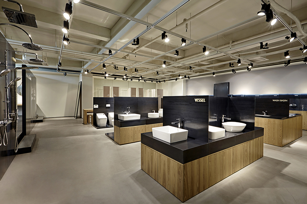 ke trung bay thiet bi ve sinh Pendecor