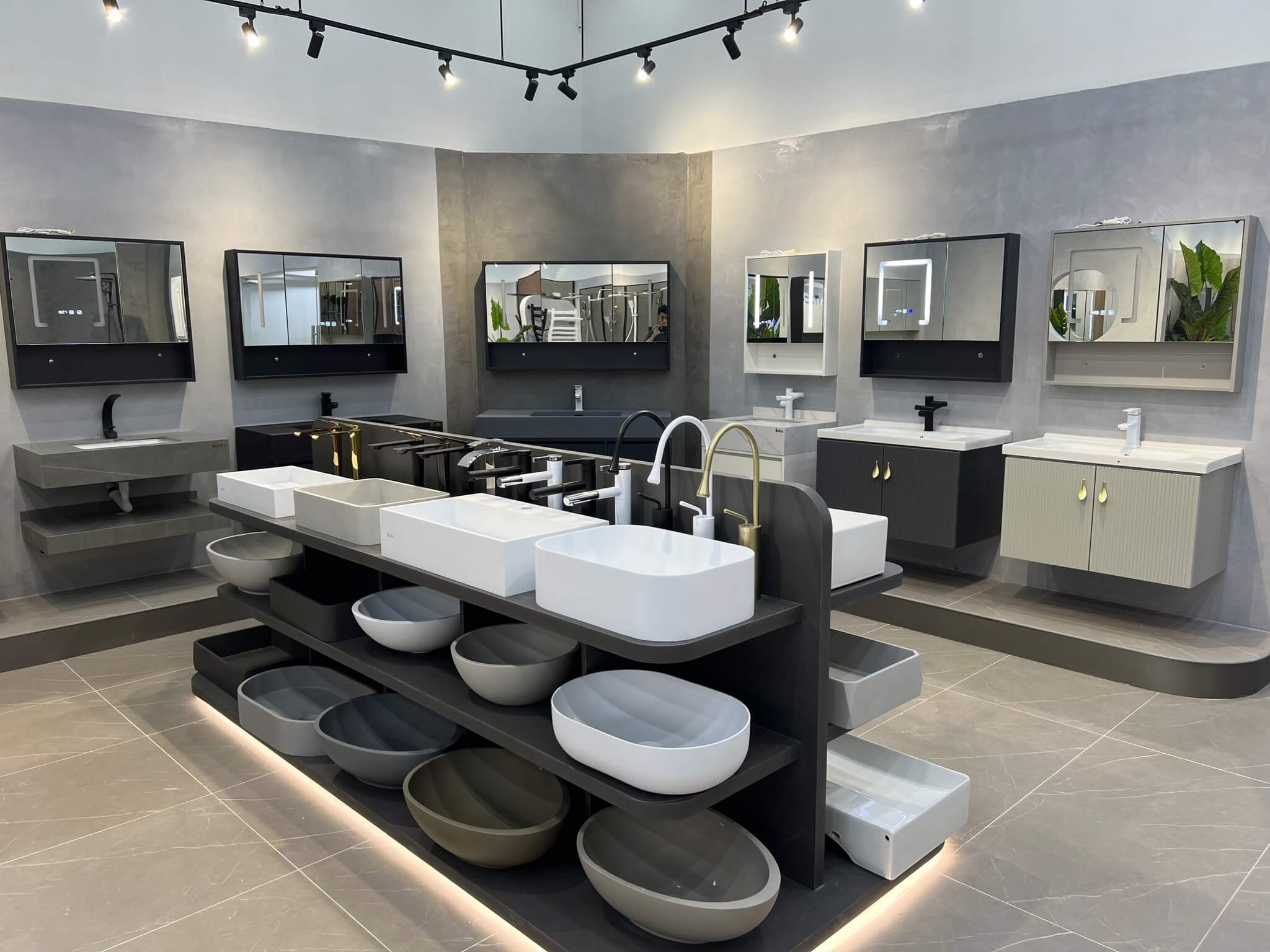 mẫu kệ trưng bày thiết bị vệ sinh Pendecor